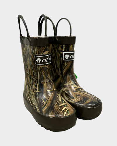 Kids rubber rain boots with camo rubber and oaki logo. Black tread and loop handles.