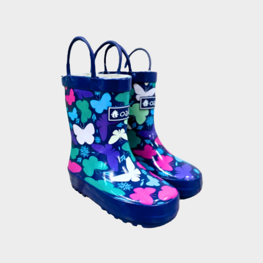 Kids rubber rain boots with purple rubber and butterflies print and oaki logo. Black tread and loop handles.