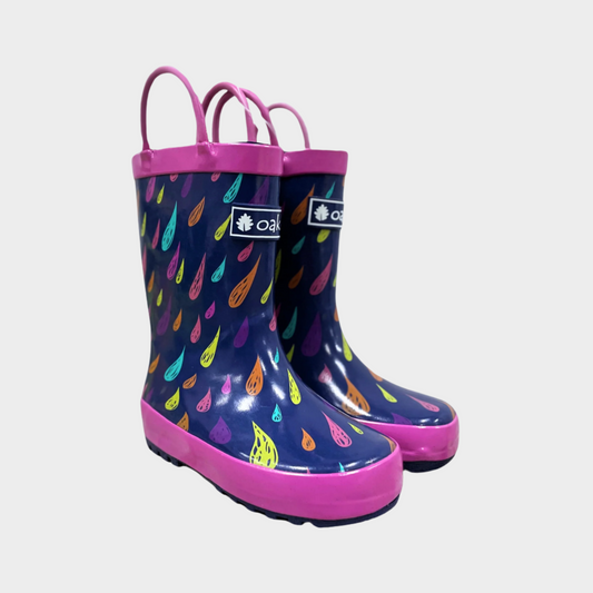 Kids rubber rain boots with pink and purple rubber and colorful rain drops pattern and oaki logo. Black tread and loop handles.