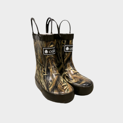 Kids rubber rain boots with camo rubber and oaki logo. Black tread and loop handles.