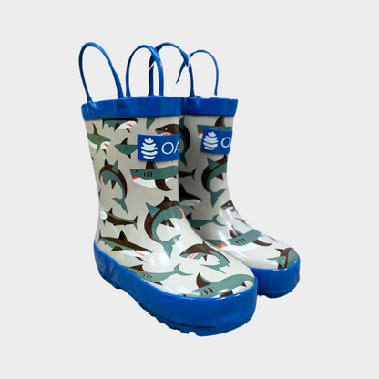 Kids rubber rain boots with grey sharka and blue detail rubber and oaki logo. Black tread and loop handles.